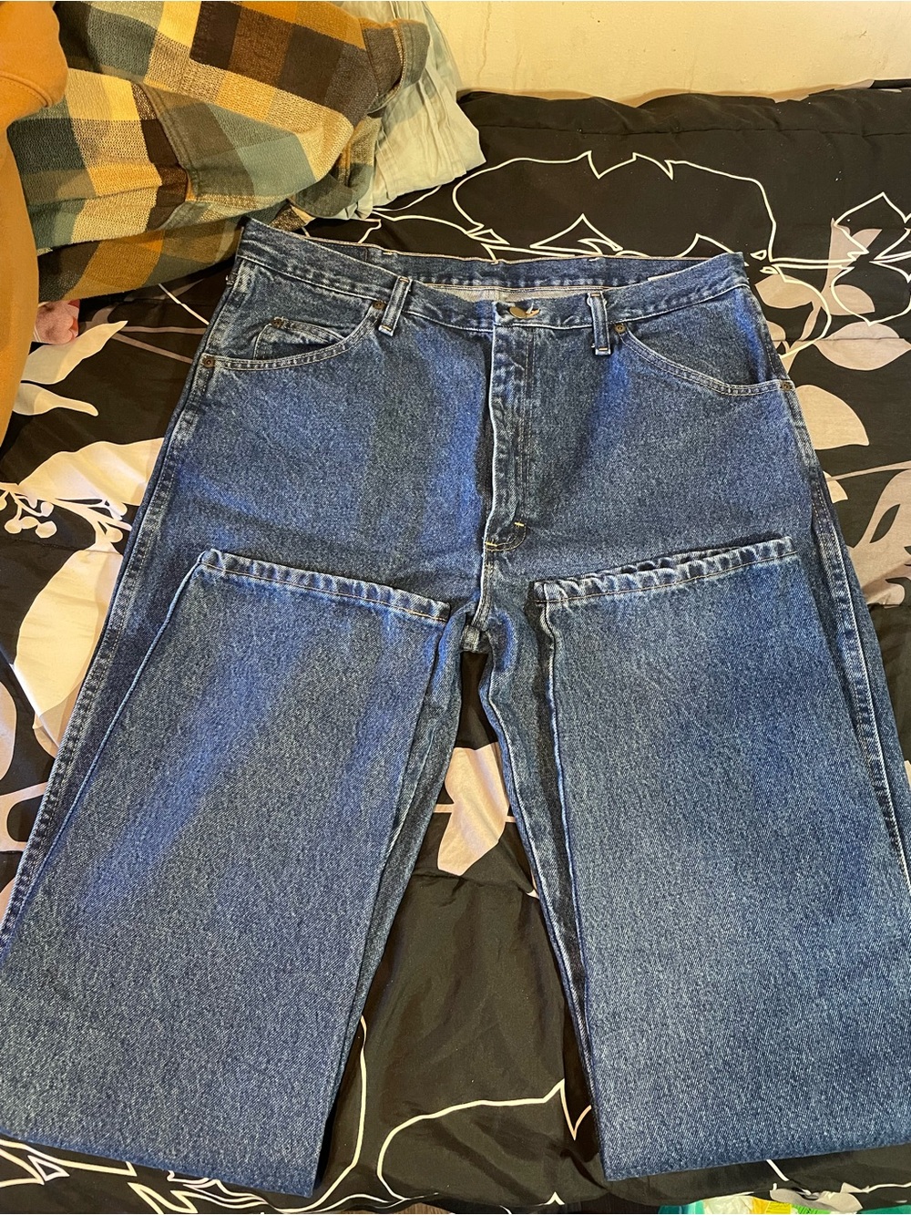 Wrangler Relaxed Fit Men's Jeans in Medium Blue Denim